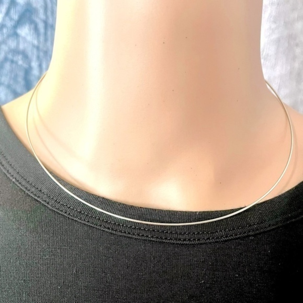Silver Ball clasp wire necklace / choker (EUC)